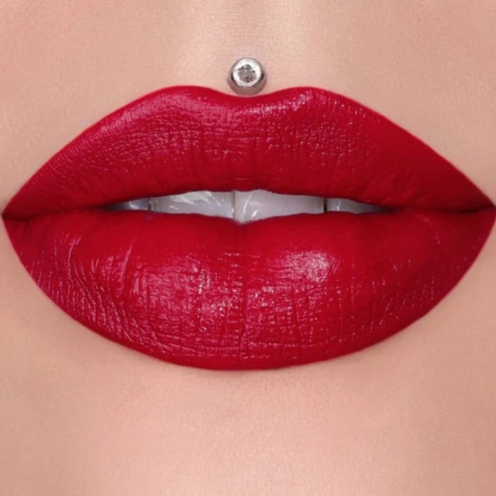 🪷 NIB Jeffree Star Velvet Trap Lipstick- RedRum